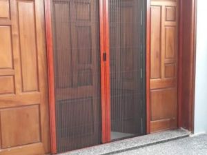 Cửa đi có ray xếp màu vân gỗ