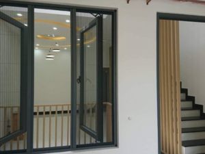Cửa lưới xếp có ray màu xám xingfa